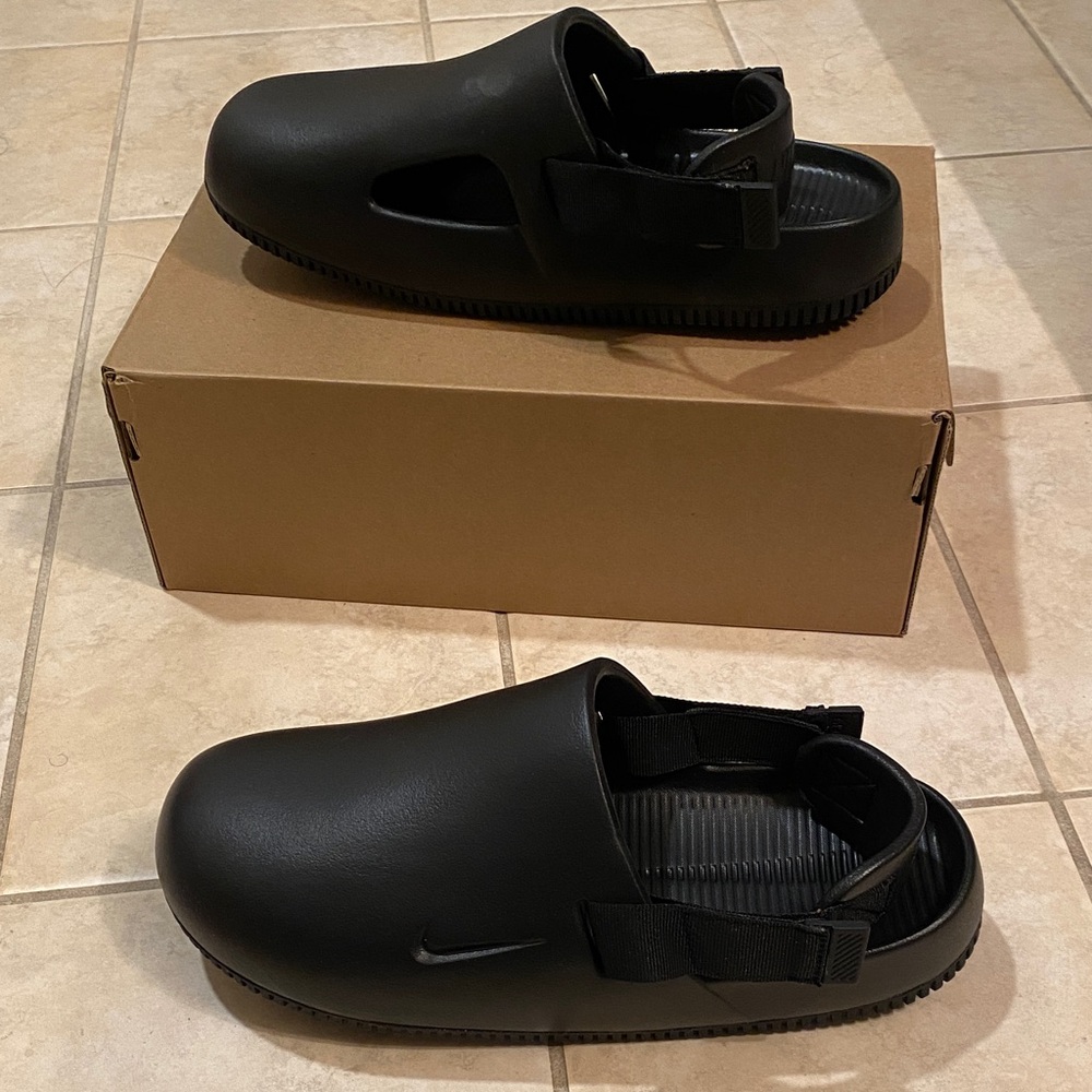 Men’s black slip on sandals with removable strap.